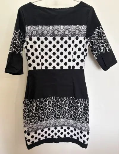 Vestido negro con diseño blanco y negro - miniatura 2