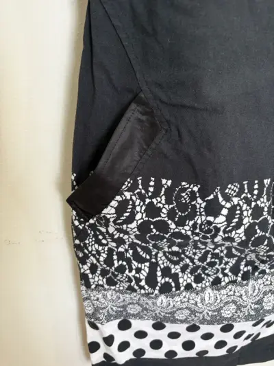 Vestido negro con diseño blanco y negro - miniatura 4