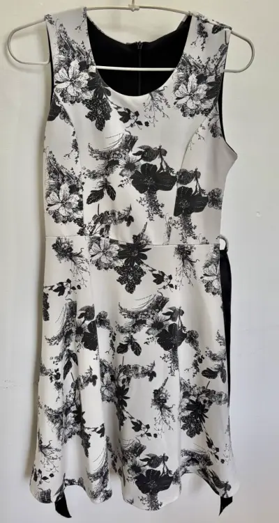 Vestido floral blanco y negro sin mangas - miniatura 1