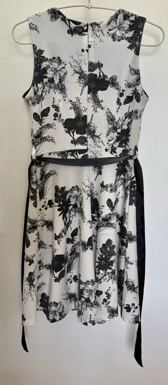 Vestido floral blanco y negro sin mangas - 2