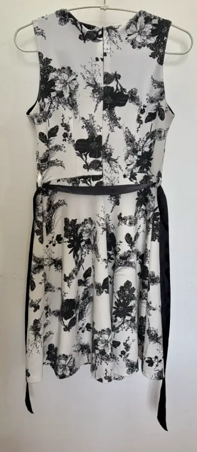 Vestido floral blanco y negro sin mangas - miniatura 2