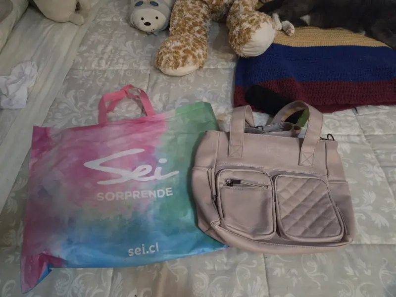 Cartera de cuero sintético beige con múltiples compartimentos - 2