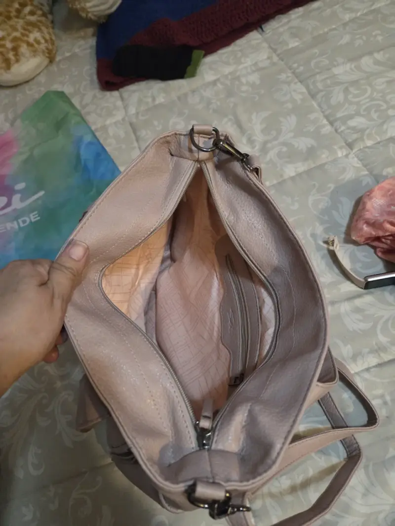 Cartera de cuero sintético beige con múltiples compartimentos - 3