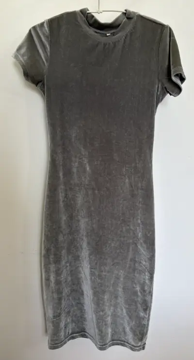 Vestido de terciopelo gris para mujer - miniatura 1