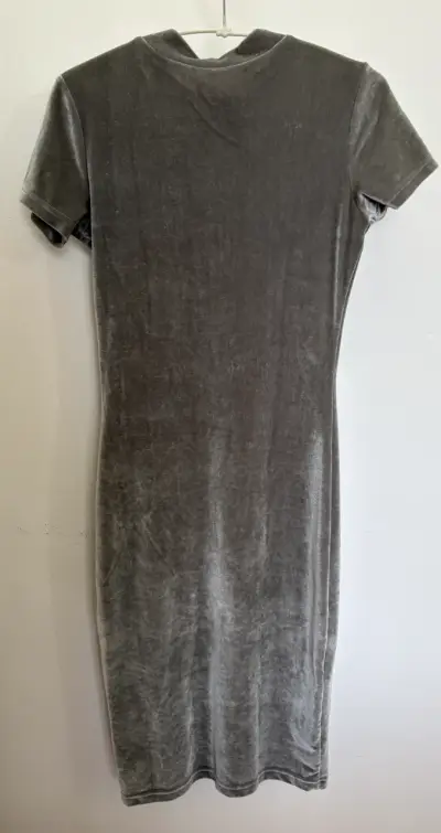 Vestido de terciopelo gris para mujer - miniatura 2