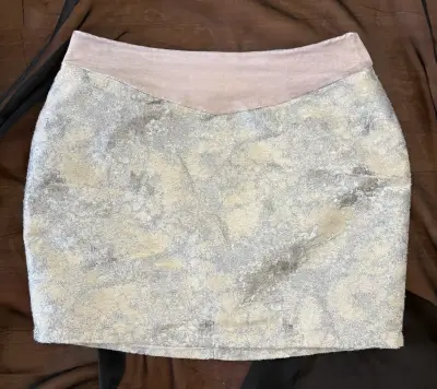 Falda corta plateada con cintura beige IÓ - miniatura 1