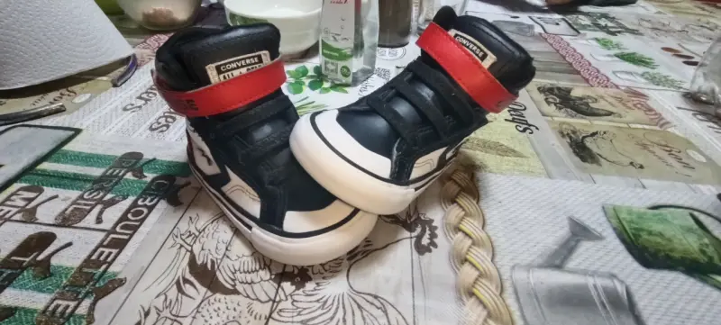 Zapatillas Converse negras para niños con detalles rojos - 1