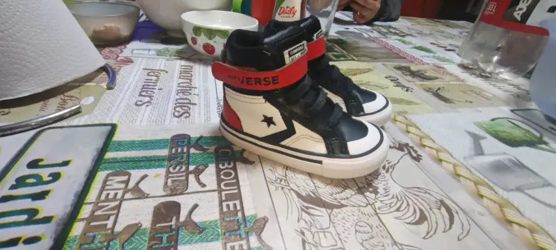 Zapatillas Converse negras para niños con detalles rojos - 2