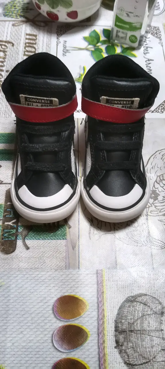 Zapatillas Converse negras para niños con detalles rojos - 4