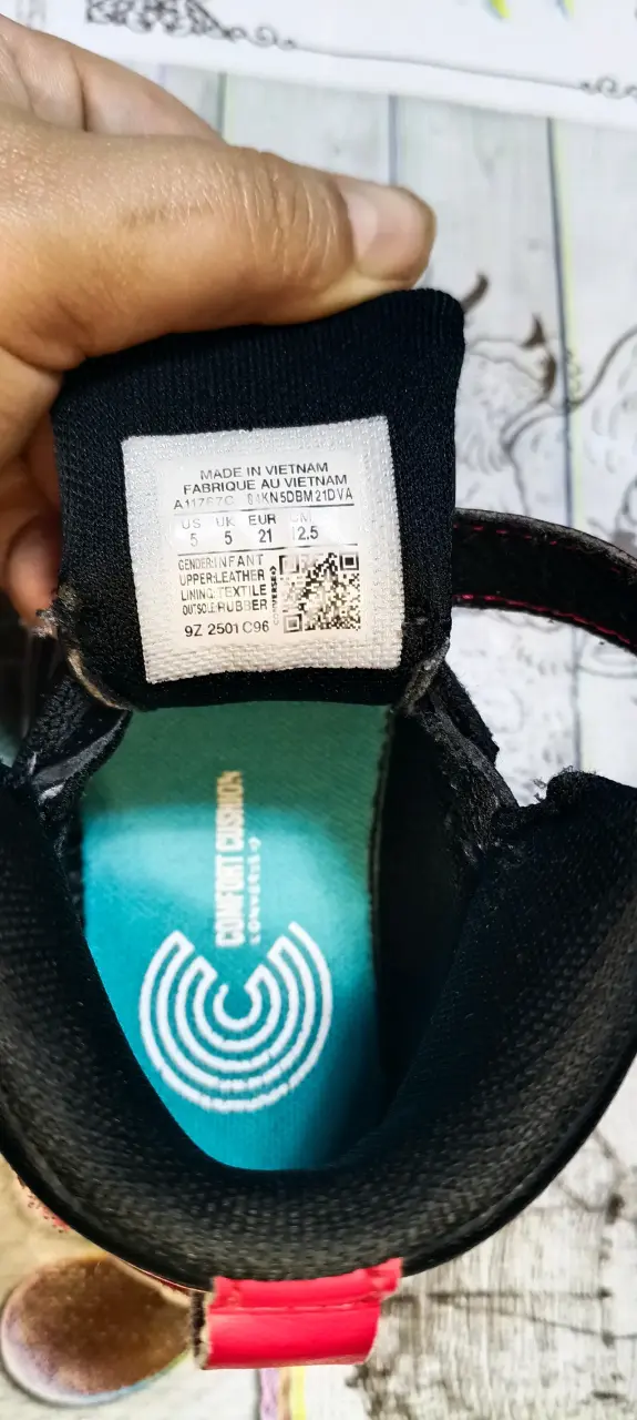 Zapatillas Converse negras para niños con detalles rojos - 5