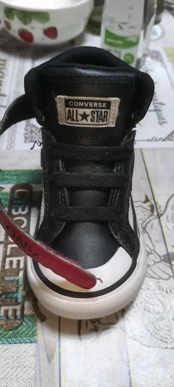 Zapatillas Converse negras para niños con detalles rojos - 6