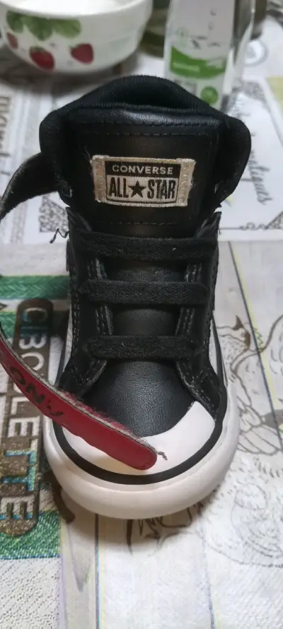 Zapatillas Converse negras para niños con detalles rojos - miniatura 6