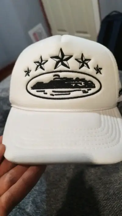 Gorra blanca con diseño de estrellas - miniatura 1