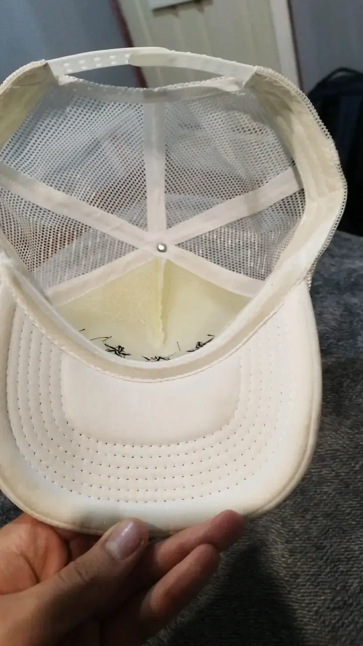 Gorra blanca con diseño de estrellas - 2