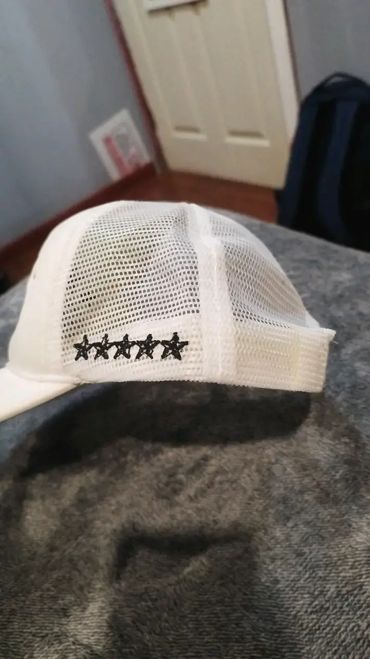 Gorra blanca con diseño de estrellas - 3