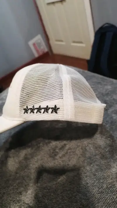 Gorra blanca con diseño de estrellas - miniatura 3