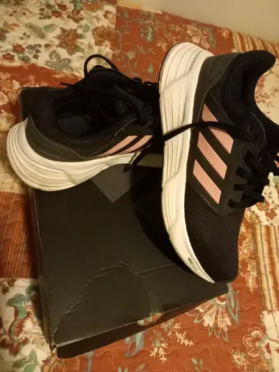 Zapatillas deportivas marca Adidas con su caja - miniatura 1