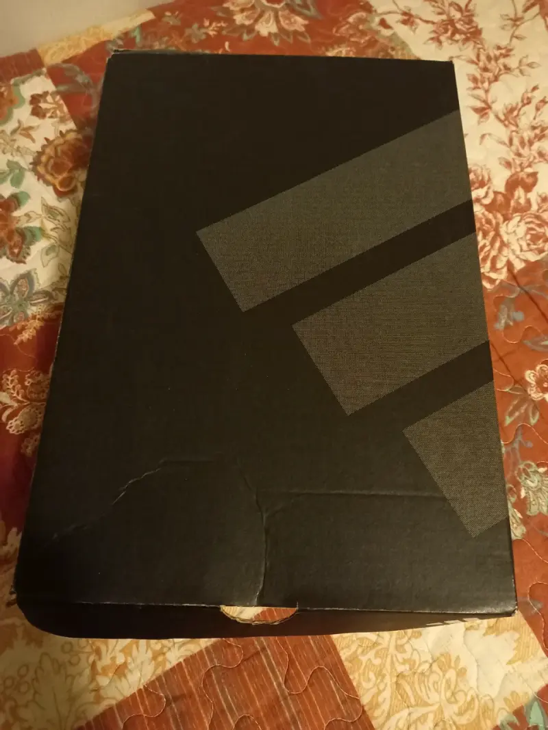 Zapatillas deportivas marca Adidas con su caja - 2