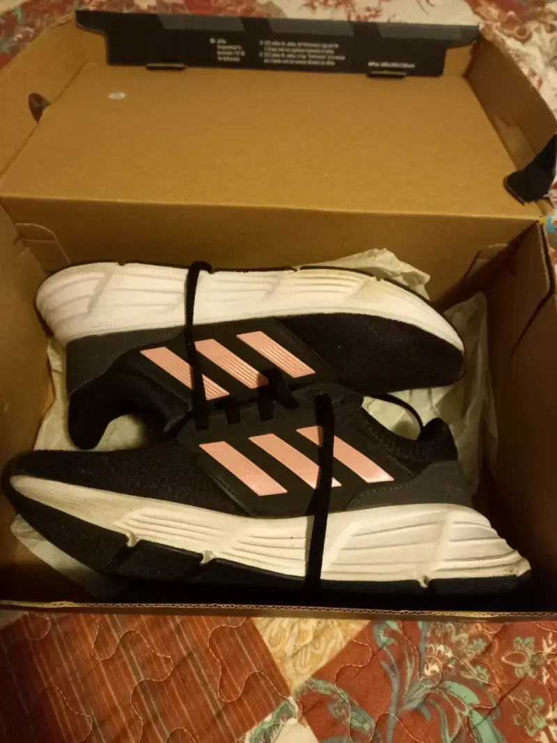 Zapatillas deportivas marca Adidas con su caja - 3