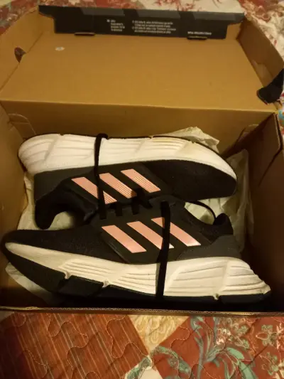 Zapatillas deportivas marca Adidas con su caja - miniatura 3