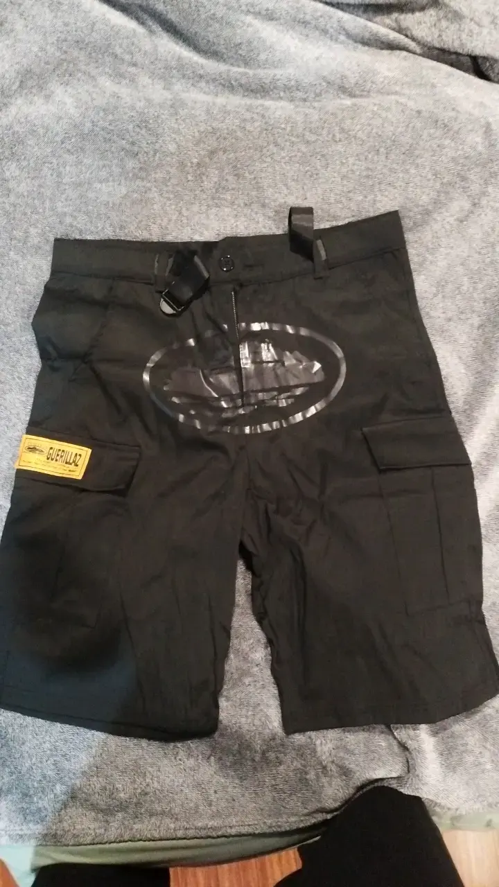 Bermudas negras con bolsillos estilo cargo Guerrillaz - 1