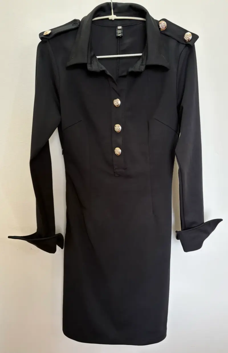 Vestido negro con botones decorativos - 1