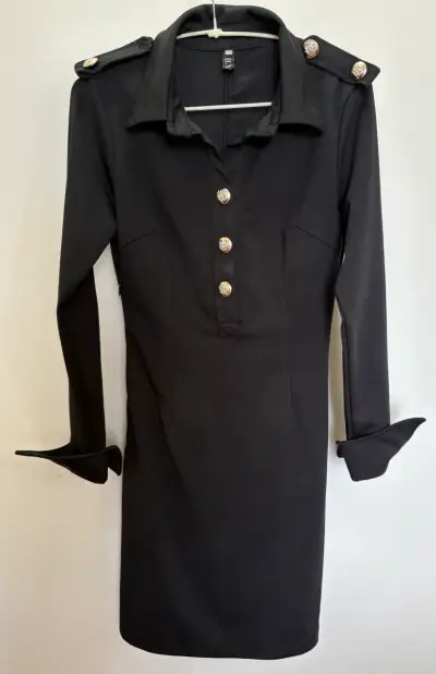 Vestido negro con botones decorativos - miniatura 1