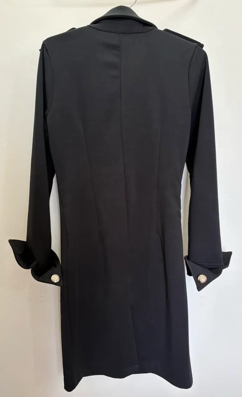 Vestido negro con botones decorativos - 2
