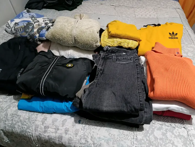 Lote de ropa variada para mujer y hombre