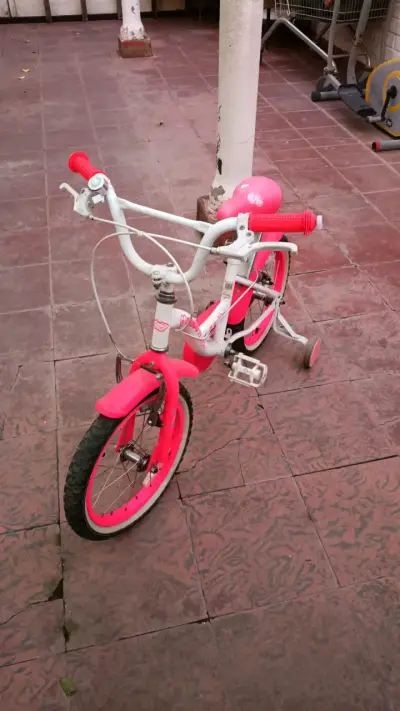 Bicicleta infantil rosa con ruedas de entrenamiento - miniatura 2