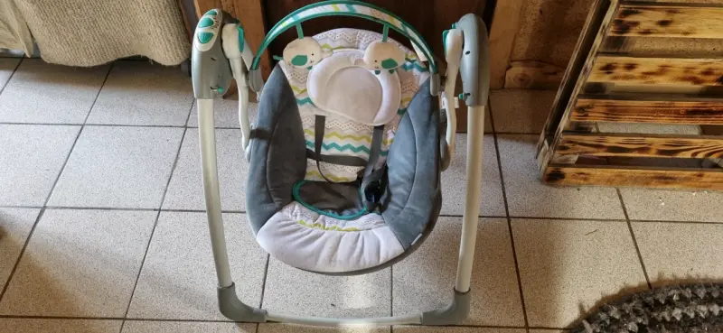 Columpio para bebé con diseño colorido