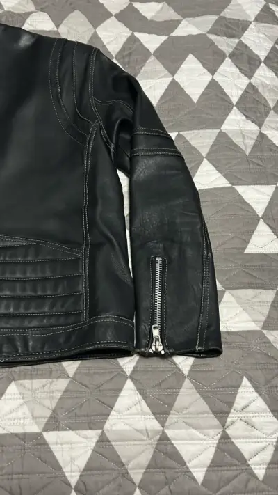 Chaqueta de cuero negra estilo motociclista - miniatura 3