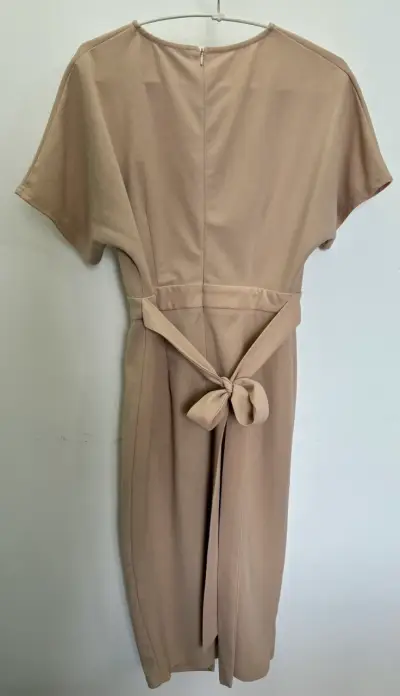 Vestido beige elegante Shein con lazo - miniatura 2