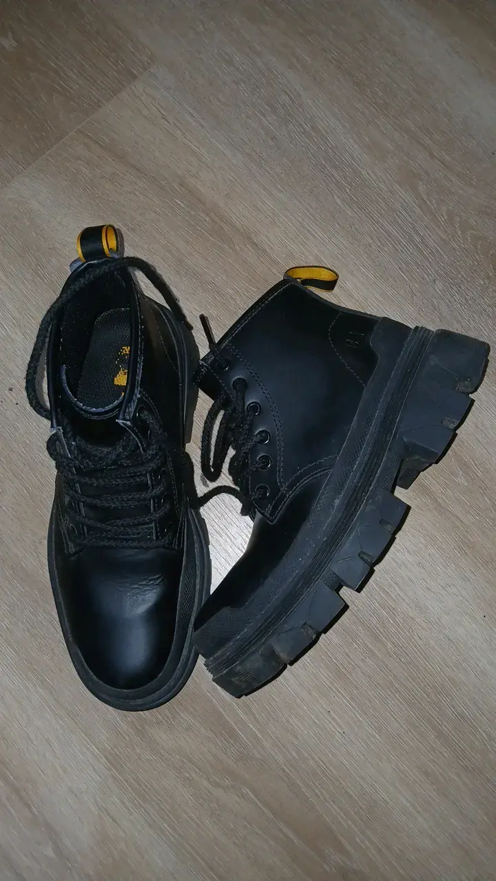 Botines Cat negros de cuero con suela gruesa - 1