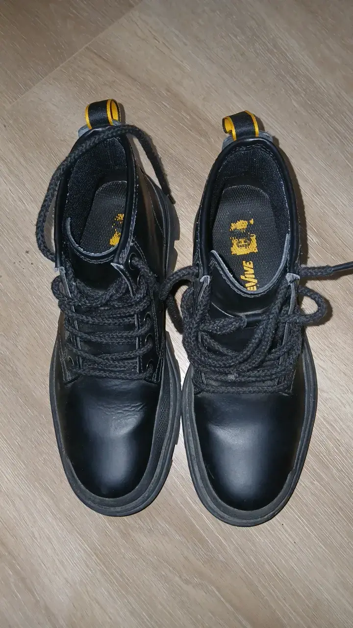 Botines Cat negros de cuero con suela gruesa - 2