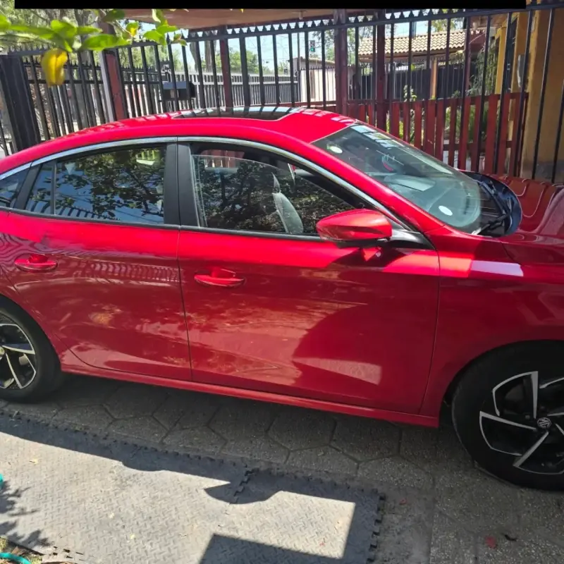 Auto sedán rojo para reparacion o desarme