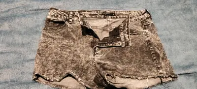 Shorts de mezclilla desgastados para mujer - miniatura 1