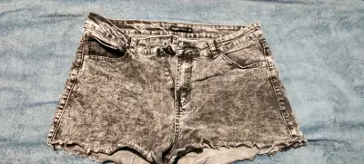 Shorts de mezclilla desgastados para mujer - miniatura 2