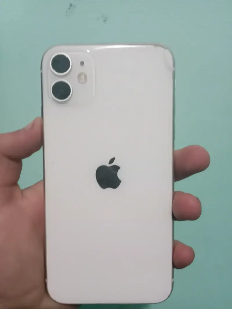 iPhone 11 Blanco en Buen Estado - 2