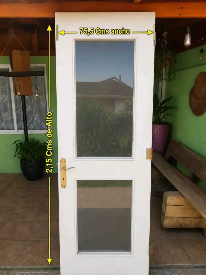 Puerta de madera blanca con vidrio