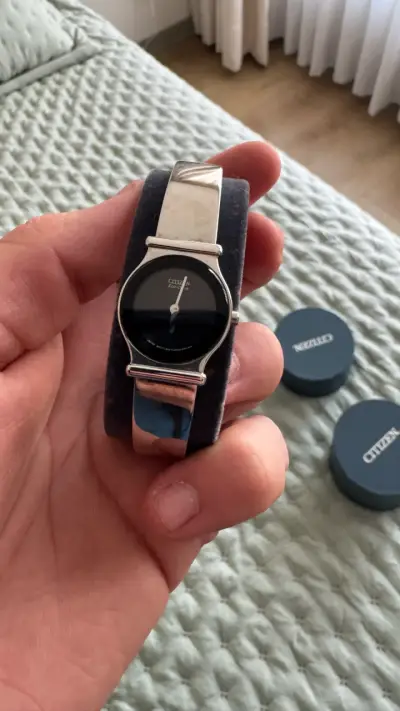 Citizen Eco-Drive esfera negra minimalista - miniatura 2