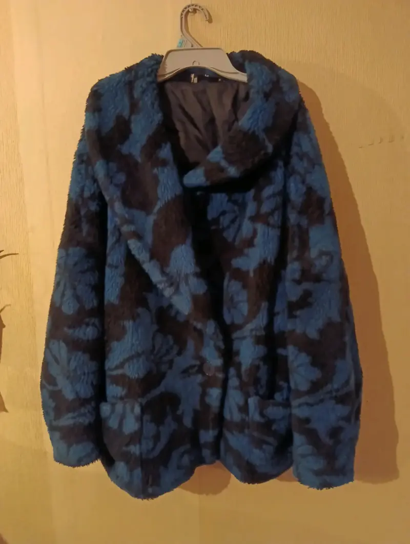 Chaqueta acolchada azul con capucha - 5