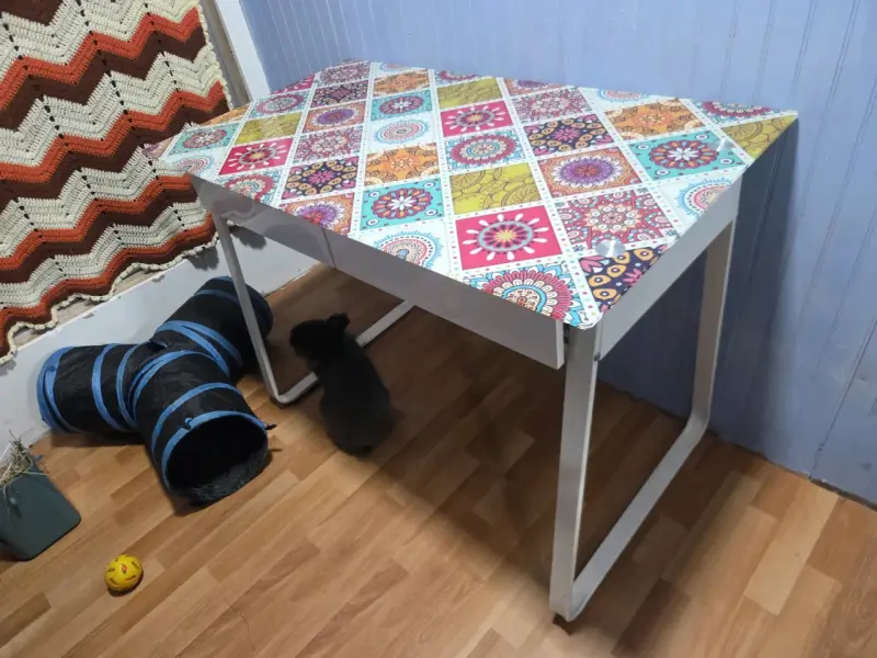 Mesa de escritorio con diseño colorido y 2 cajones - 1