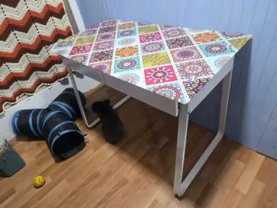 Mesa de escritorio con diseño colorido y 2 cajones - miniatura 1
