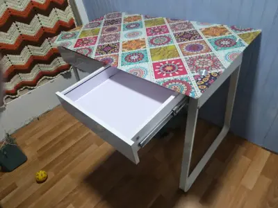 Mesa de escritorio con diseño colorido y 2 cajones - miniatura 2