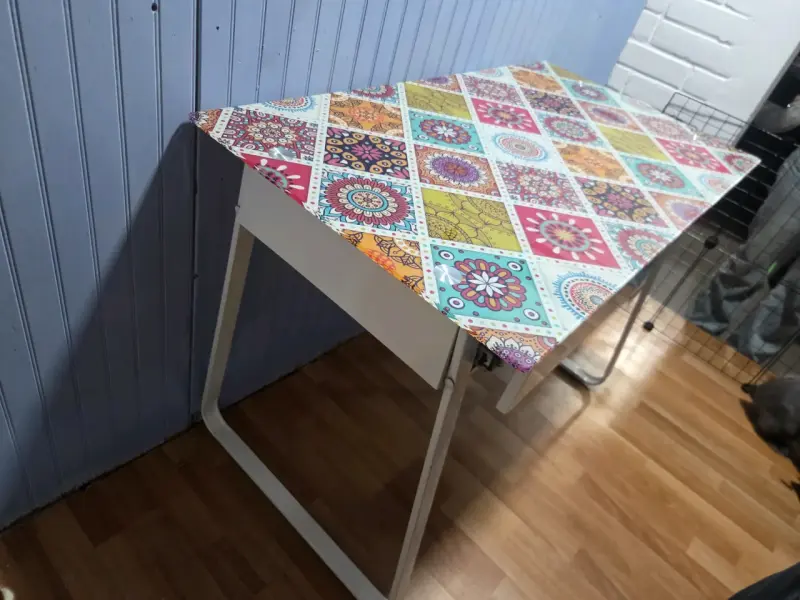 Mesa de escritorio con diseño colorido y 2 cajones - 3