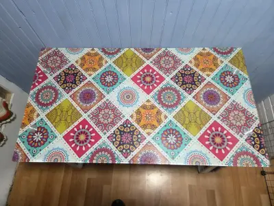 Mesa de escritorio con diseño colorido y 2 cajones - miniatura 4