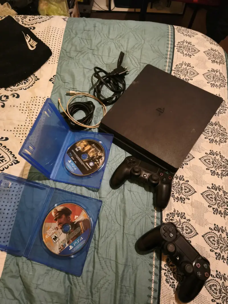 Consola PS4 con dos juegos y dos controles