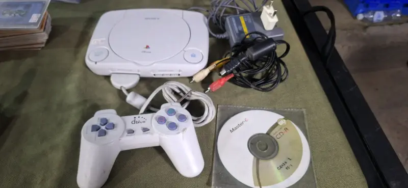 Consola PlayStation 1 con control y juegos - 1