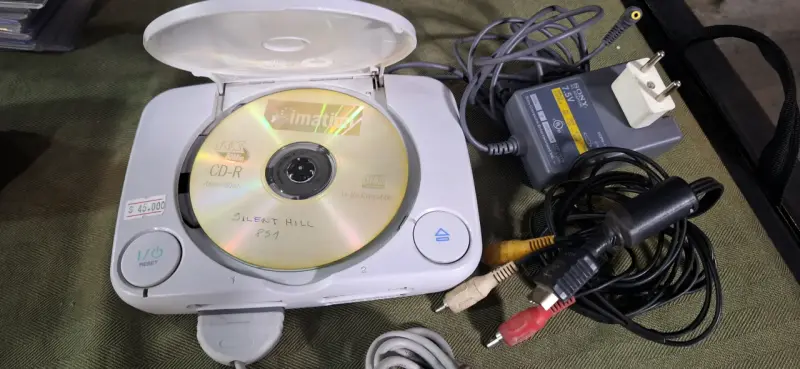 Consola PlayStation 1 con control y juegos - 2